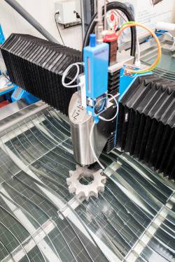 Machine de découpe jet d'eau en tran de découper une pièce en acier dans l'atelier de production LDSA